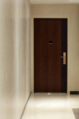 Modern apartmanın kapısı.