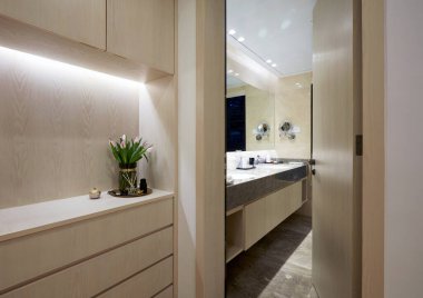 beyaz duvarlı modern banyo, ahşap zemin ve ayna