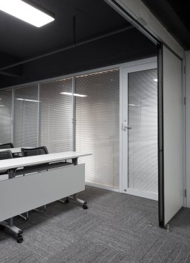 Boş yeri olan ofis masası. 3d oluşturma