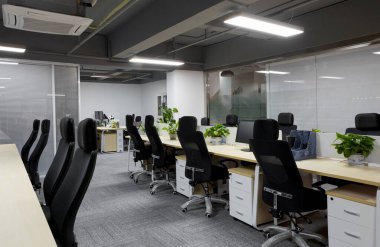 Gri sandalyeli modern ofis.