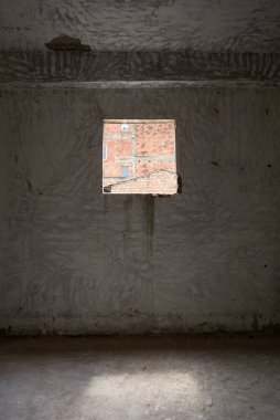 eski tuğla duvar ve pencereyle iç mekan