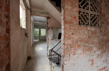 Şehirde terk edilmiş eski bir ev.