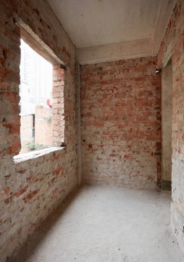 Eski tuğla duvar arka planı. Pencereli tuğla evin iç tasarımı