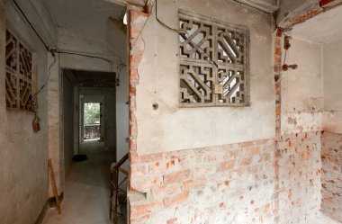 Modern bir binanın içinde.