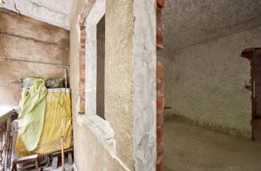 Terk edilmiş evin içi alçıyla kaplıydı.