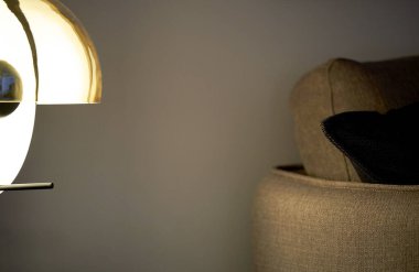 Lamba ve masa lambasıyla oturma odasının modern tasarımı.