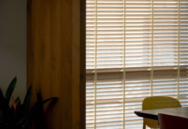 Ahşap pencereli iç tasarım