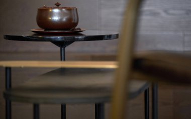 Tahta bir masada bir fincan kahve ve bir bardak çay.