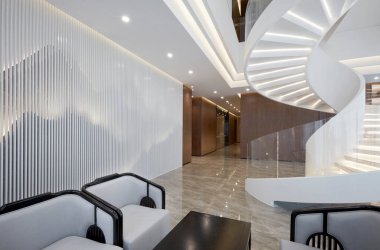 Modern bir otel odası.