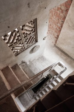 Bir köyde terk edilmiş eski bir ev.