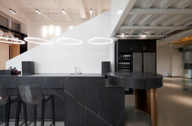 Modern bir otelin içinde.