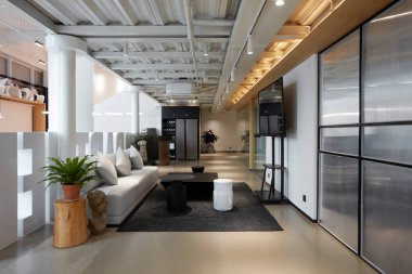 Geniş pencereli modern bir ofis..