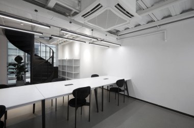 Boş beyaz duvarları ve beton zemini olan modern ofis.