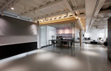 Modern bir ofis, çatı katı tarzı..