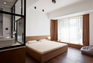 Modern daire yatak odasında.