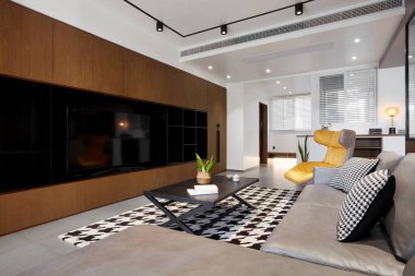 Modern bir kanepesi, masası ve lambası olan oturma odası tasarımı.