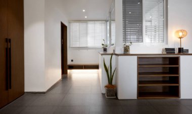 Ahşap kapısı ve penceresi olan modern bir daire.