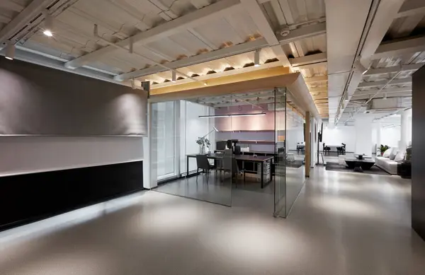 Modern bir ofis, çatı katı tarzı..