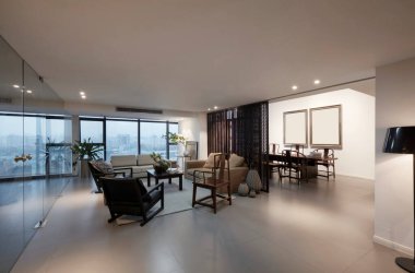 Kanepesi ve sehpası olan modern oturma odası, kahve evi ve şehir..