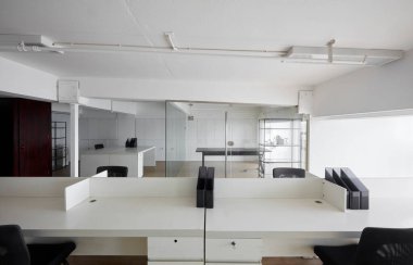 Ahşap zemini ve beyaz masası olan modern bir mutfak.