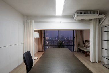 Ahşap zemini ve penceresi olan modern iç tasarım.