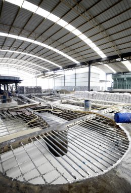 Kağıt fabrikasında, borularda ve vanalarda.