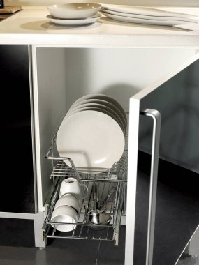 Modern temiz bulaşık makinesi, metal tabaklar ve mutfak gereçleri, yakın plan.