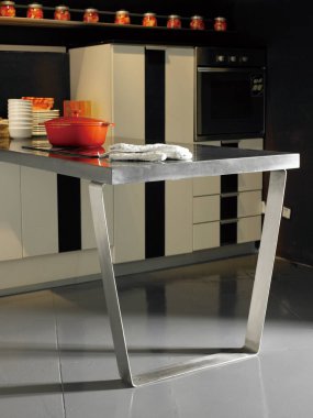 Modern iç mekan mutfak ve masa, yakın plan.