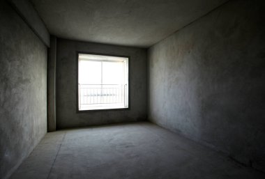 Beton zemin ve beton zemin olan boş oda.