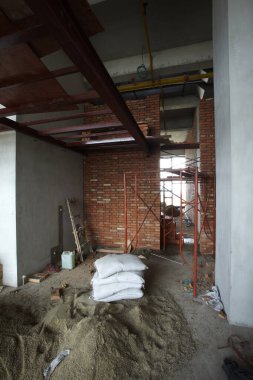 İnşaat halinde iskelesi olan bir inşaat alanı.