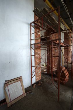 Şehrin içindeki binanın içinde.