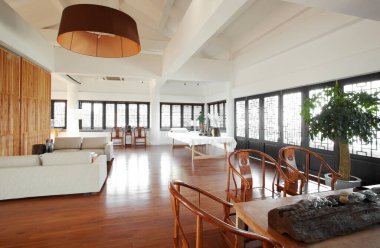 Modern bir otel odasının içinde.