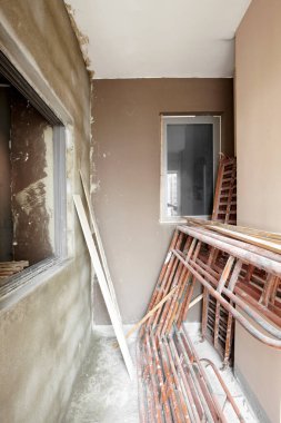 Yeni bir dairede bir evin içinde.