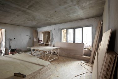 Ahşap pencereli modern bir çatı katı.