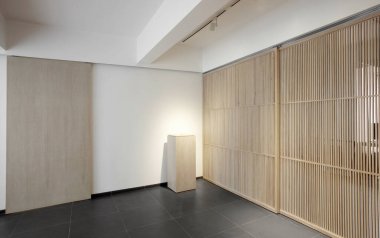 Modern bir apartmanın içinde, hiç kimse.