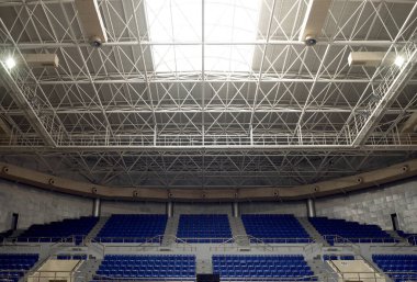 Stadyumun içinde büyük koltuklar var.