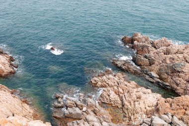 Sahildeki deniz dalgaları