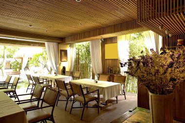 Bir kafenin içinde.