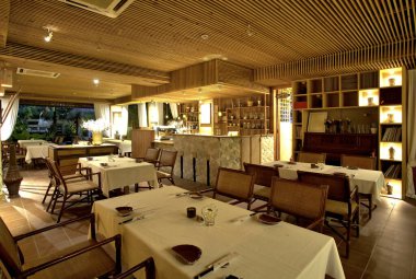 Modern restoranın içinde.
