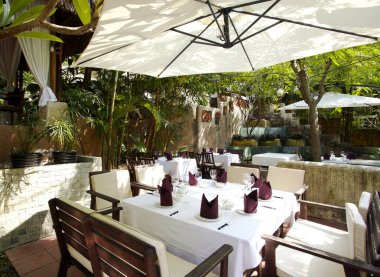 Bali sahilinde bir restoran.