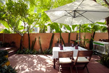 Tropikal bir tatil köyünde açık bir kafe.