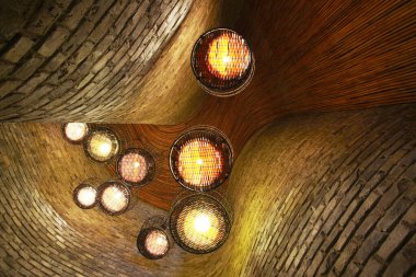 Modern kilisenin içinde.