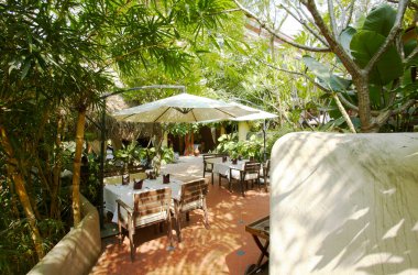 Tropikal adada açık bir kafe.