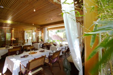 Masalar ve sandalyelerle dolu lüks bir otel.