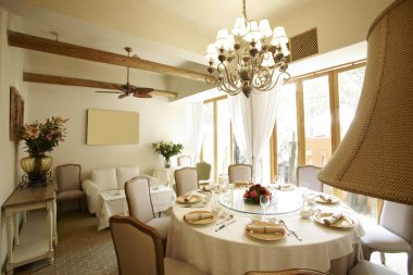 Modern restoranda şık bir yemek masası.