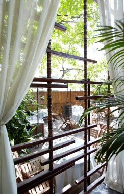 Sabah bir otelin içinde.