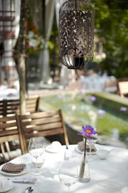 Restoranda boş bir masa var.