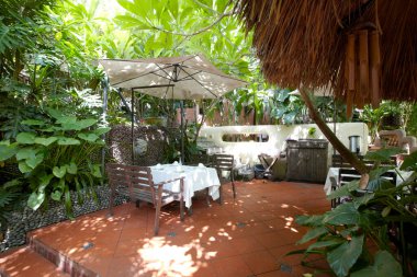 Teraslı güzel bir bahçe.