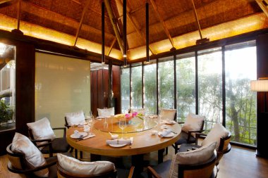 Restoranın modern iç mimarisi.