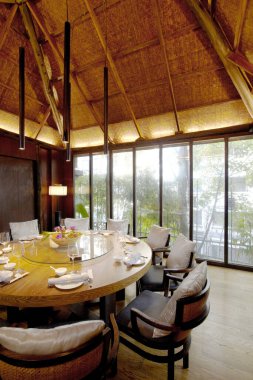 Modern ev içi, ahşap masa.